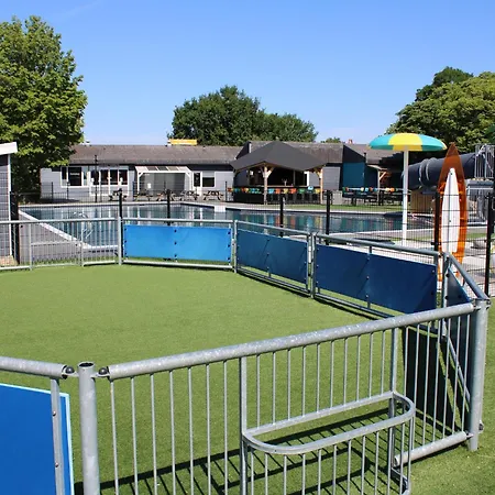 Lakeside Retreat In Setting *