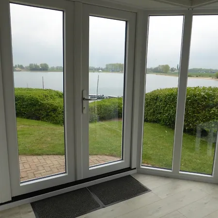 Lakeside Retreat In Setting *