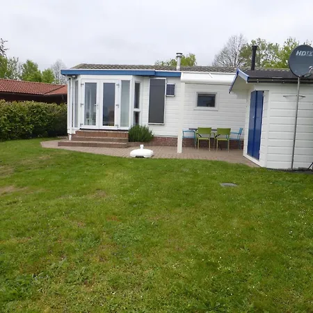 Lakeside Retreat In Setting