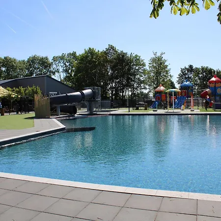 シャレー Lakeside Retreat In Setting