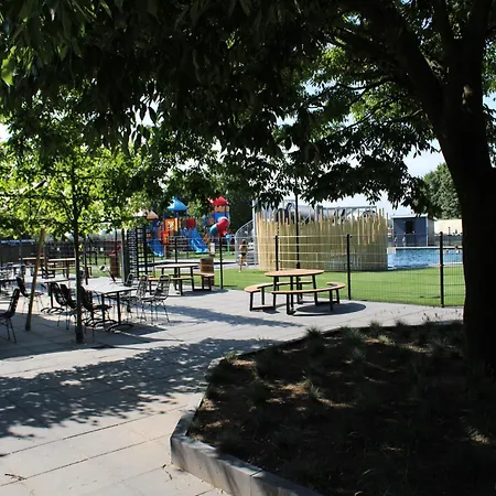 Lakeside Retreat In Setting シャレー *