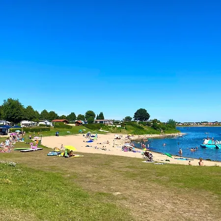 Lakeside Retreat In Setting シャレー Lathum