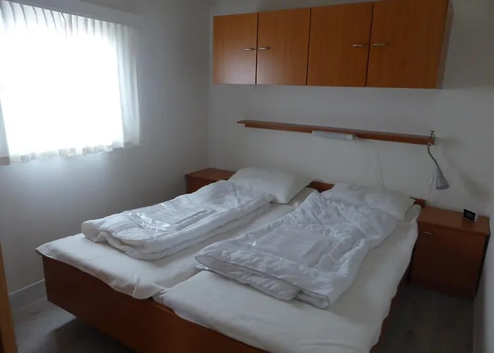 Lakeside Retreat In Setting Chalet