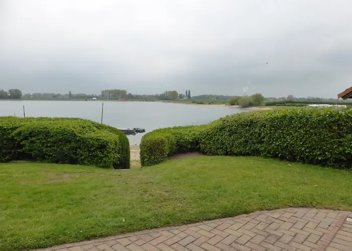 Chalet Lakeside Retreat In Setting *