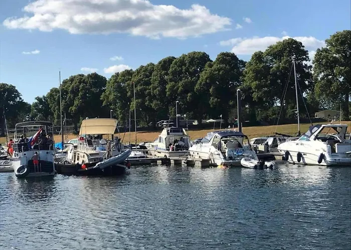 Lakeside Retreat In Setting Chalet Lathum