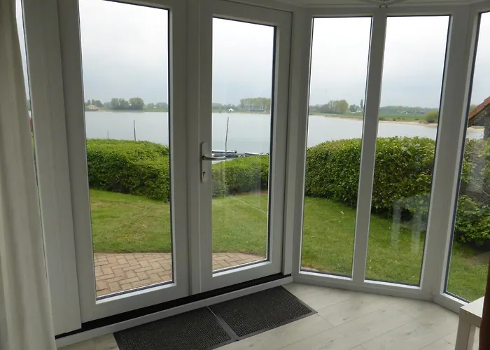 Lakeside Retreat In Setting *