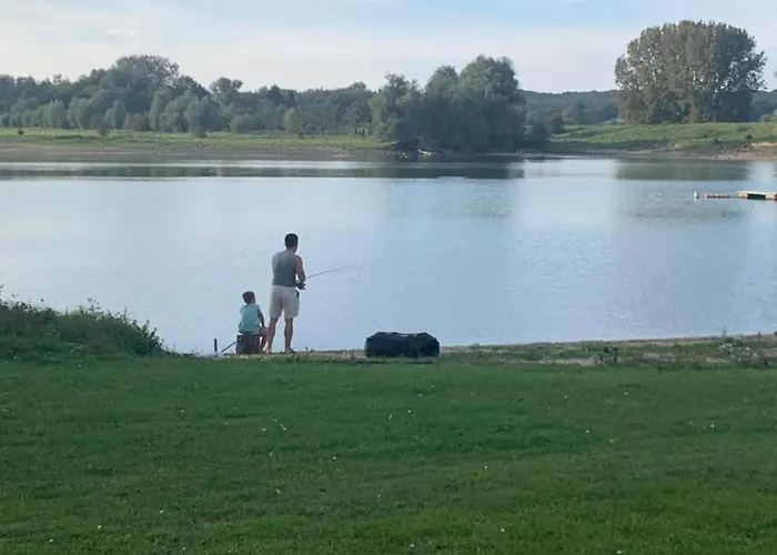 Lakeside Retreat In Setting