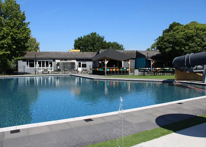 Lakeside Retreat In Setting Chalet *