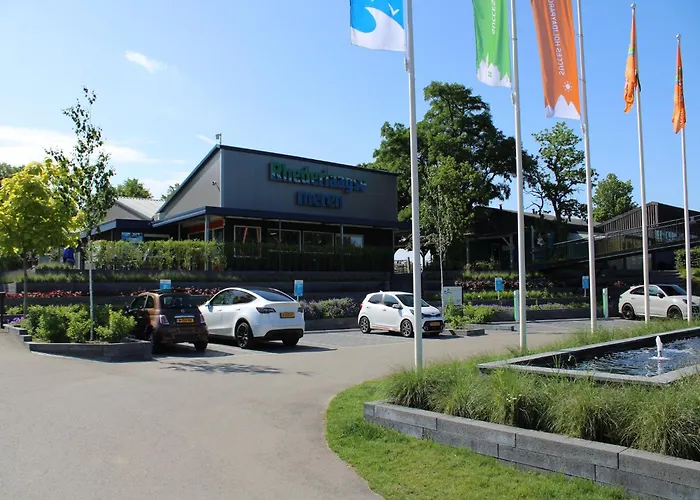 Chalet Lakeside Retreat In Setting *