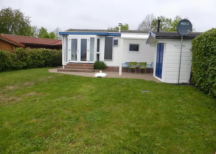 Lakeside Retreat In Setting