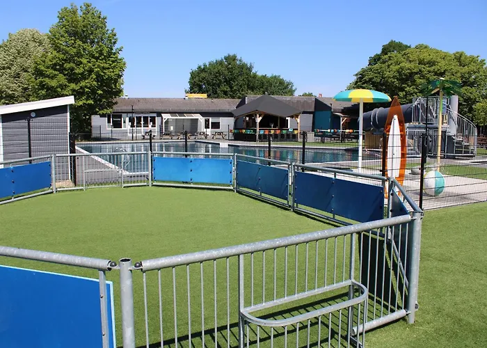 Lakeside Retreat In Setting *