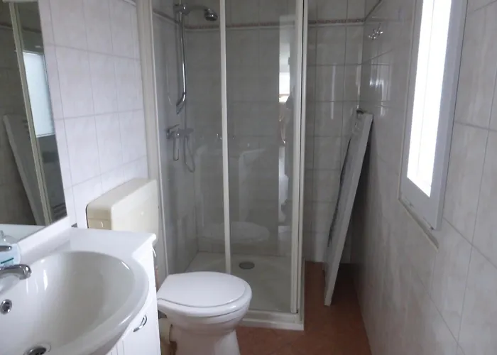 Lakeside Retreat In Setting * Lathum