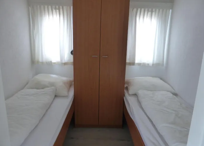 Lakeside Retreat In Setting * Lathum