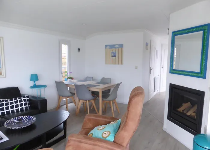 Lakeside Retreat In Setting *